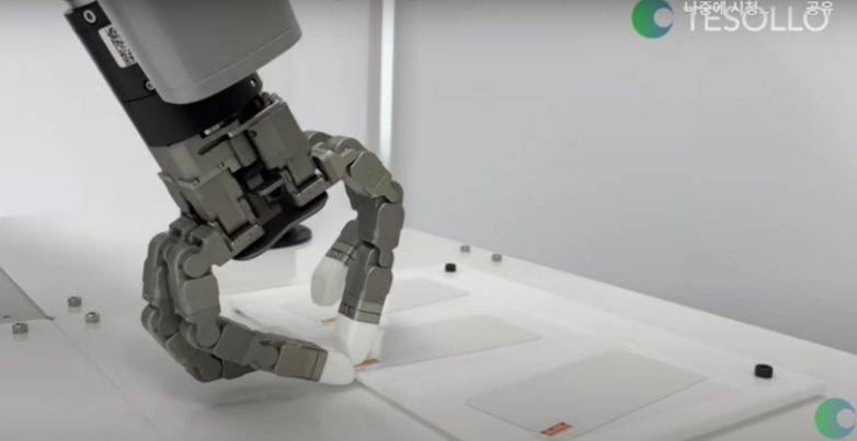 디스플레이 보호필름을 떼어내는 테솔로 로봇핸드 /사진=테솔로 영상