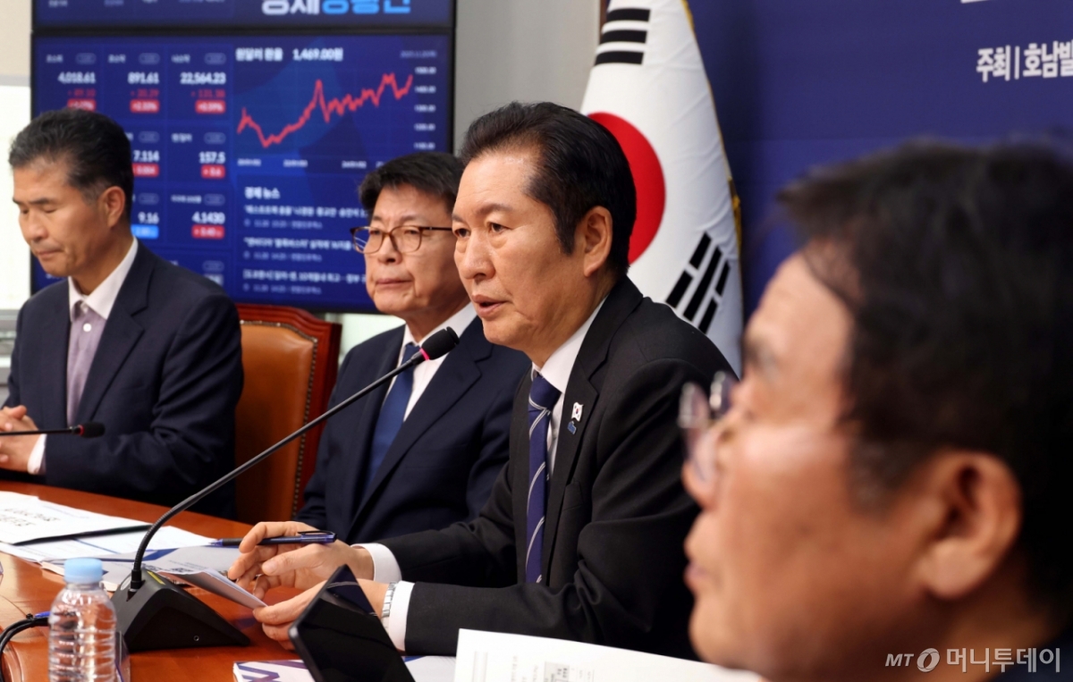[서울=뉴시스] 조성봉 기자 = 정청래 더불어민주당 대표가 20일 오후 서울 여의도 국회에서 열린 호남발전과제 보고회에서 발언을 하고 있다. 2025.11.20. suncho21@newsis.com /사진=조성봉