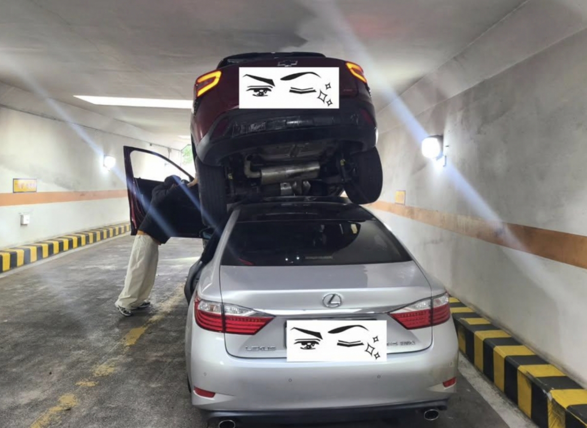 지하주차장에서 올라가던 차량이 돌연 후진 기어를 넣은 채 풀악셀을 밟아 뒤따라오던 차량 위에 올라타는 사고가 발생했다./사진=SNS