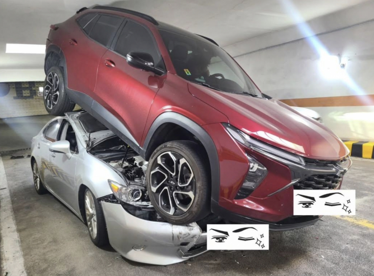 지하주차장에서 올라가던 차량이 돌연 후진 기어를 넣은 채 풀악셀을 밟아 뒤따라오던 차량 위에 올라타는 사고가 발생했다./사진=SNS