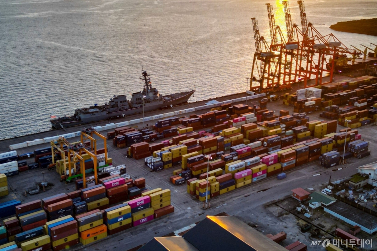 (포트 오브 스페인 AFP=뉴스1) 이정환 기자 = 26일(현지시간) 포트오브스페인 항구에 USS 그래블리 군함이 정박해 있다.베네수엘라는 인근 트리니다드토바고에 입항한 미 군함을 위험한 '도발'이라고 비난했습니다. 2025.10.26.  ⓒ AFP=뉴스1  Copyright © 뉴스1. All rights reserved. 무단 전재 및 재배포,  AI학습 이용 금지. /사진=(포트 오브 스페인 AFP=뉴스1) 이정환 기자