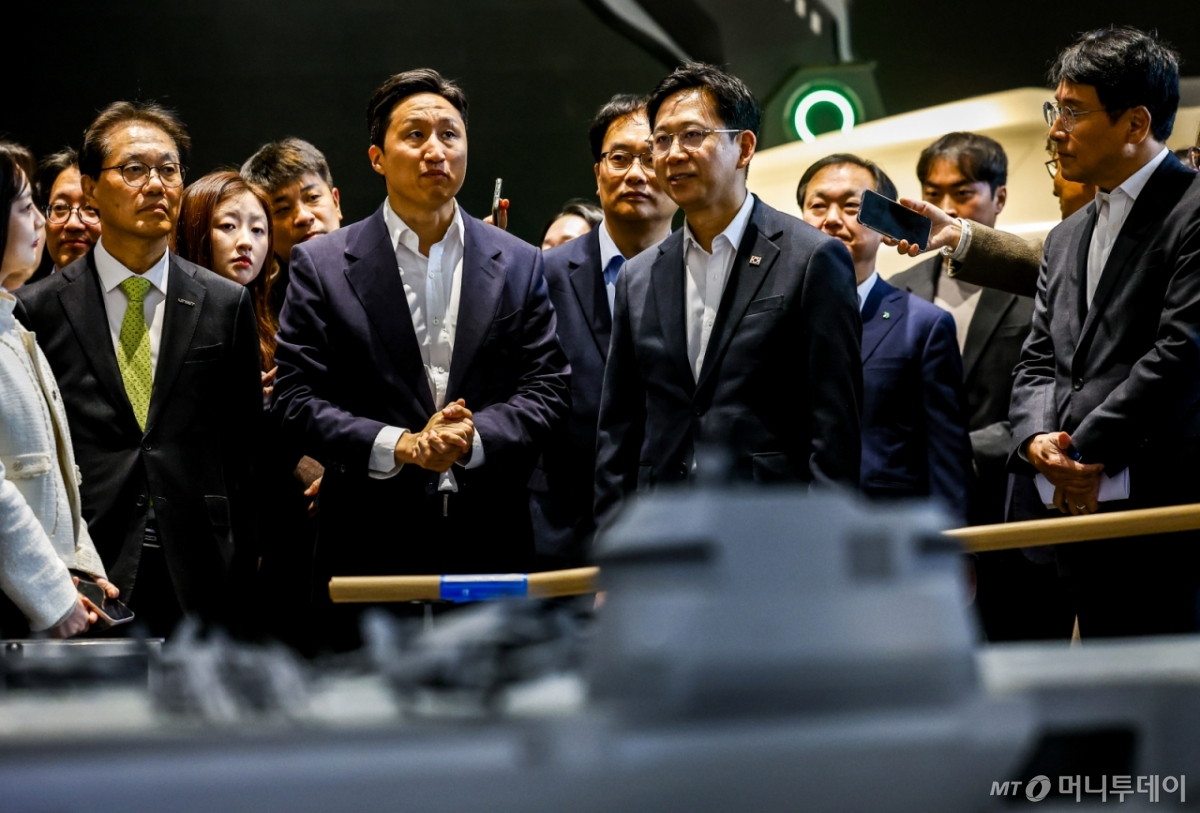 [성남=뉴시스] 정병혁 기자 = 배경훈 부총리 겸 과학기술정보통신부 장관과 정기선 HD현대 회장이 20일 경기 성남시 HD현대글로벌R&D센터에서 열린 HD현대-UNIST 등 조선-해양 산업AI MOU 체결식에 앞서 퓨처-X, 잠수함, 항공모함 등 전시물을 살펴보고 있다. 2025.11.20.  /사진=정병혁