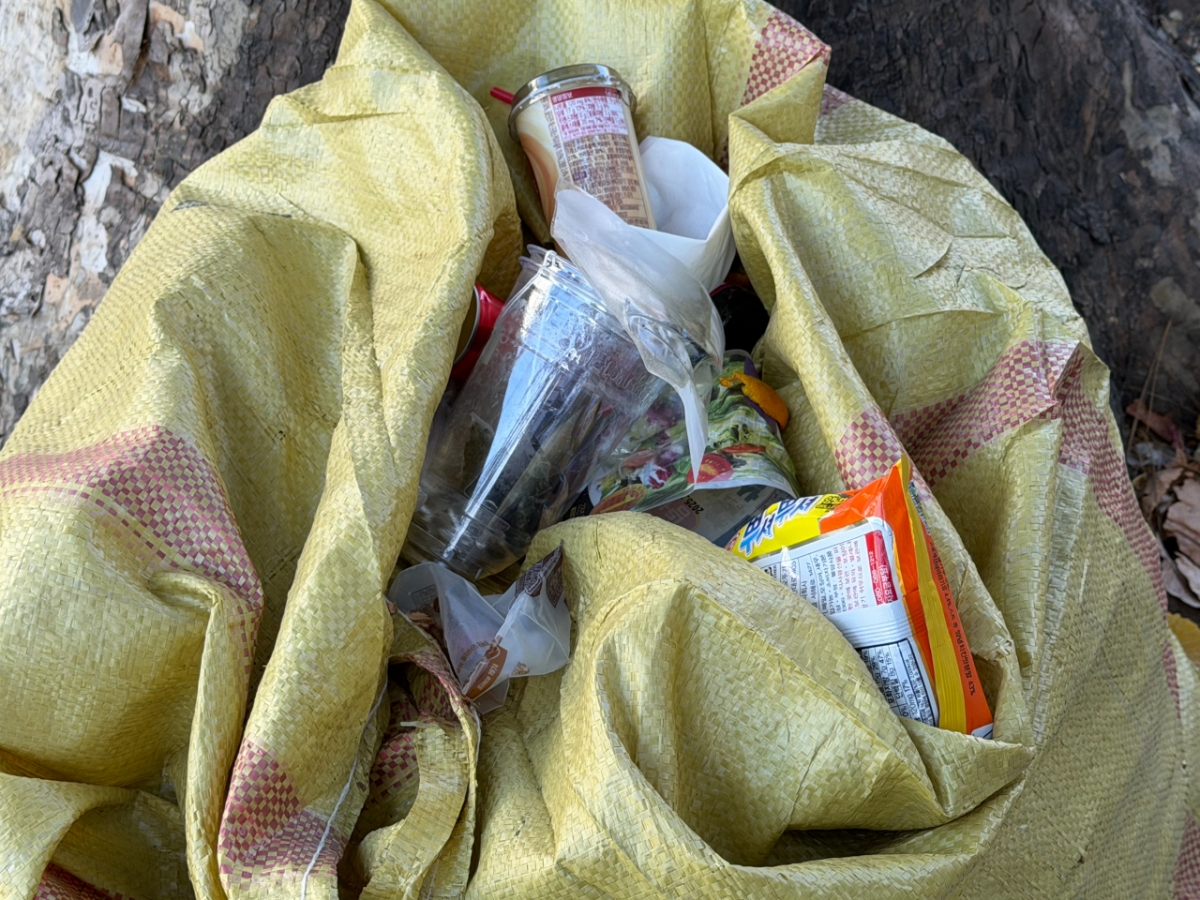 21일 오전 서울 마포구 마포대로 인근 마대자루에 담긴 쓰레기. 김태성 반장은 낙엽이 담긴 마대자루에 시민들이 쓰레기를 두고 가는 경우가 있다고 말했다./사진=민수정 기자.