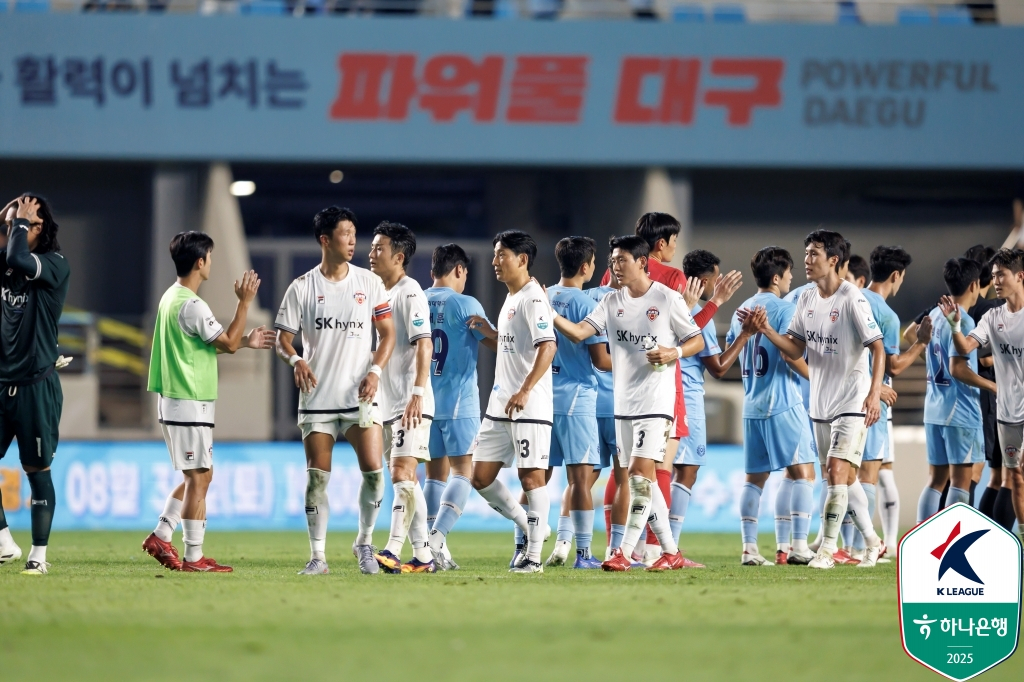 지난 8월 2-2 무승부로 마친 뒤 인사를 나누고 있는 대구FC와 제주 SK 선수들. /사진=한국프로축구연맹 제공