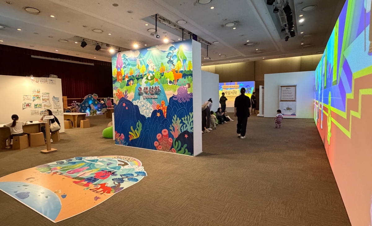 지난 10월 현대백화점 중동점에서 열린 '오색설화 인터랙티브전' 전경. /사진제공=모션플랜