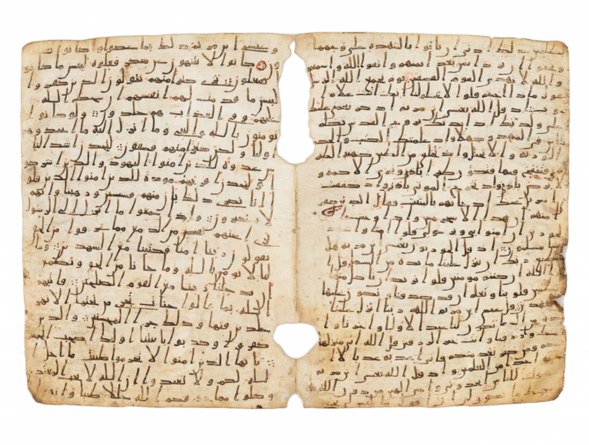 국립중앙박물관 이슬람실에서 공개되는 '초기 쿠란 필사본, 우마미야 왕조 7세기 말~8세기 초, 아라비아반도 또는 레반트'. 도하 이슬람예술박물관 소장. / 사진 = 국립중앙박물관 제공