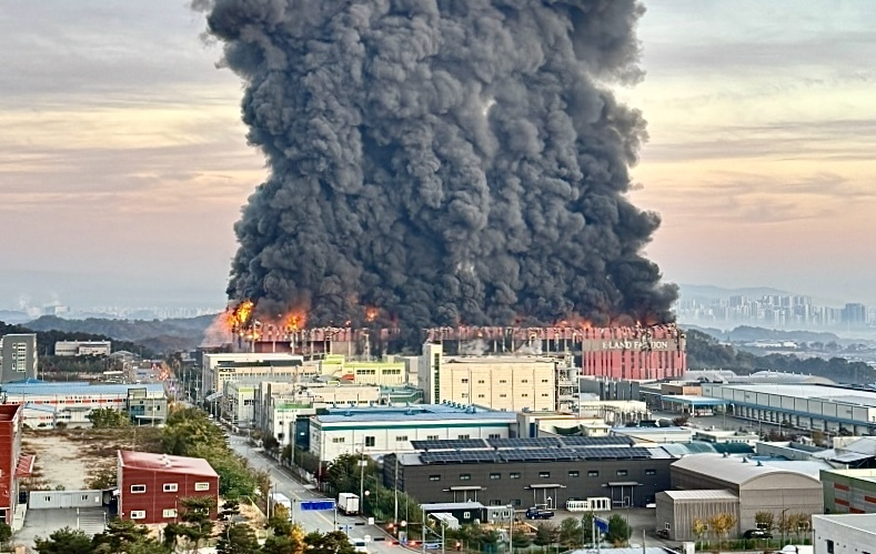 지난 15일 충남 천안 동남구 이랜드패션 물류센터에서 화재가 발생해 검은 연기와 함께 화염이 치솟는 모습./사진=뉴스1(독자 제공)