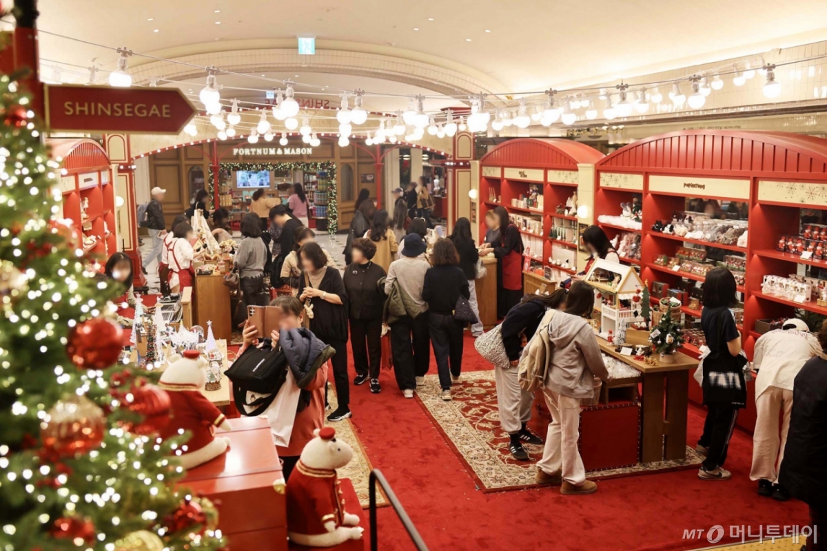 (서울=뉴스1) = 신세계백화점이 한 해의 마지막을 환히 밝히는 크리스마스 마켓 ‘신세계 원더랜드(SHINSEGAE Wonderland)’를 연다. 강남점 지하 1층에 위치한 ‘하우스 오브 신세계’와 ‘스위트파크’를 잇는 공간이 내달 30일까지 크리스마스 트리와 장식으로 가득한 ‘트리로드(Tree Road)’로 변신한다. 이어 14일부터는 본점 ‘더 헤리티지 4층’에서도 원더랜드 마켓을 열어 서울 도심 속 연말 명소를 완성한다. (신세계백화점 제공.  재판매 및 DB 금지) 2025.11.9/뉴스1  Copyright © 뉴스1. All rights reserved. 무단 전재 및 재배포,  AI학습 이용 금지. /사진=(서울=뉴스1)