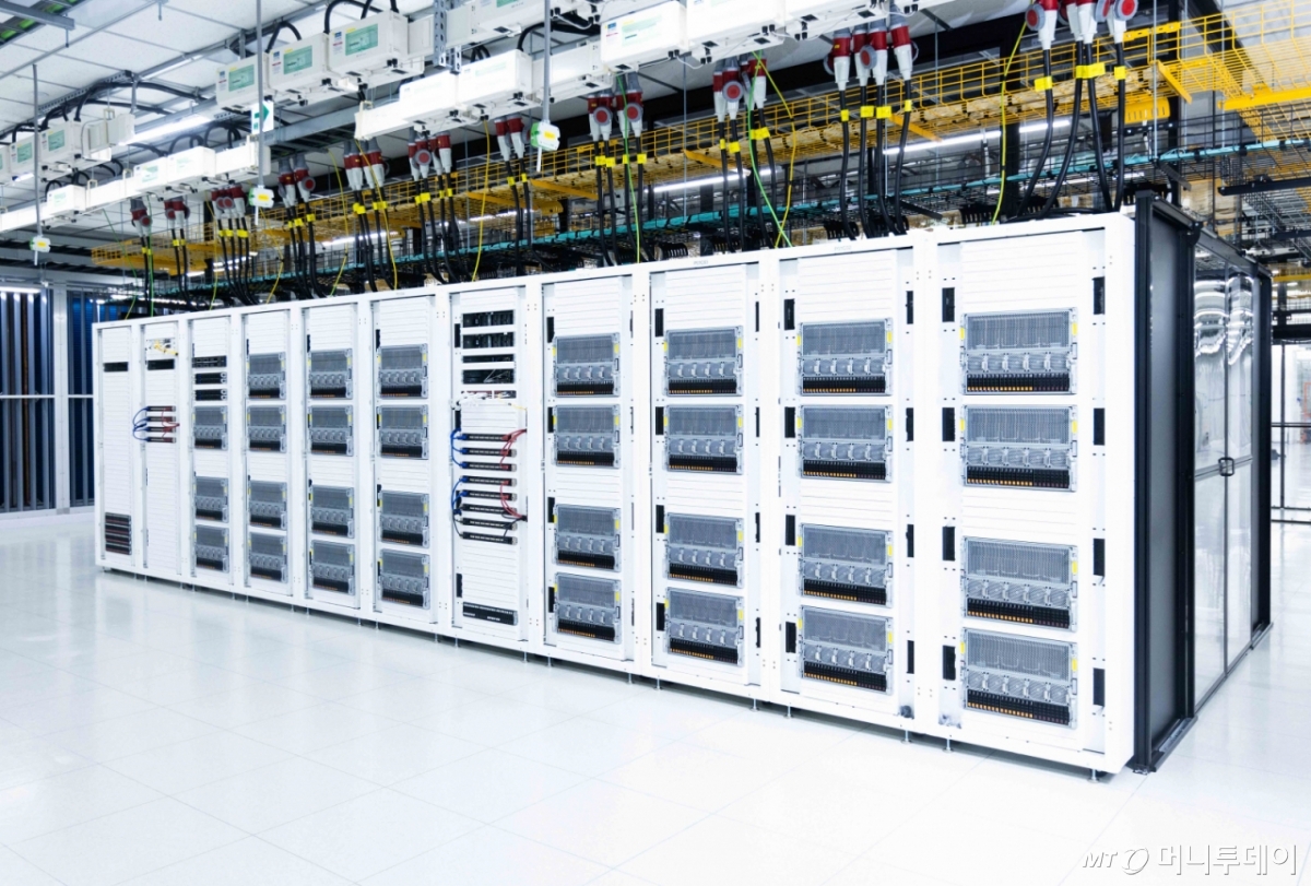 (서울=뉴스1) = SK텔레콤은 지난달 가산 인공지능(AI) 데이터센터(AIDC)를 오픈, 시범 운영을 마친 뒤 AI 클라우드 서비스인 'SKT GPUaaS(서비스형 그래픽 처리 장치)'를 출시했다고 13일 밝혔다. GPUaaS는 클라우드 환경에서 GPU를 서비스 형태로 제공하는 것을 의미한다. 사용자는 필요한 만큼의 GPU 자원만을 할당받아 쓰고, 이에 비례해 비용을 내면 된다. 사진은 SK브로드밴드 가산 IDC에 구축된 AI 데이터센터(AIDC) 모습. (SKT 제공) 2025.1.13/뉴스1 Copyright © 뉴스1. All rights reserved. 무단 전재 및 재배포, AI학습 이용 금지. /사진=(서울=뉴스1)