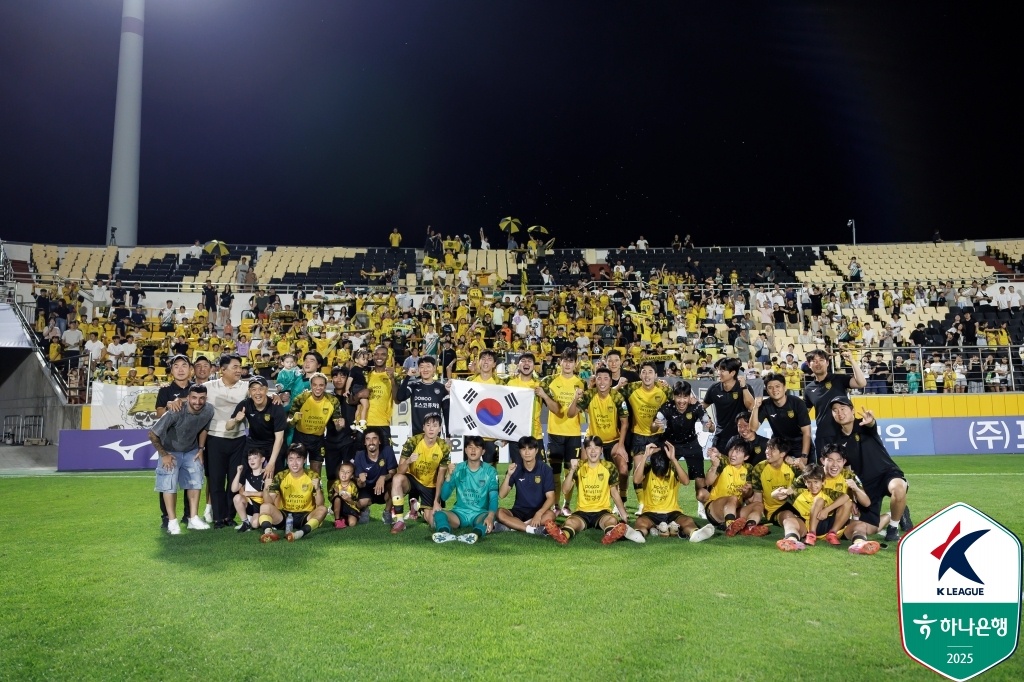 팬들과 승리 세리머니를 하고 있는 전남 드래곤즈 선수단. /사진=한국프로축구연맹 제공