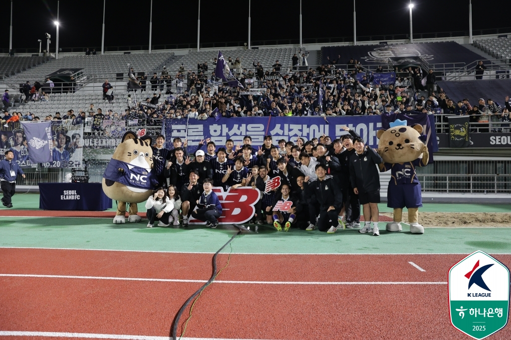 팬들과 승리 세리머니를 하고 있는 서울 이랜드 선수단. /사진=한국프로축구연맹 제공