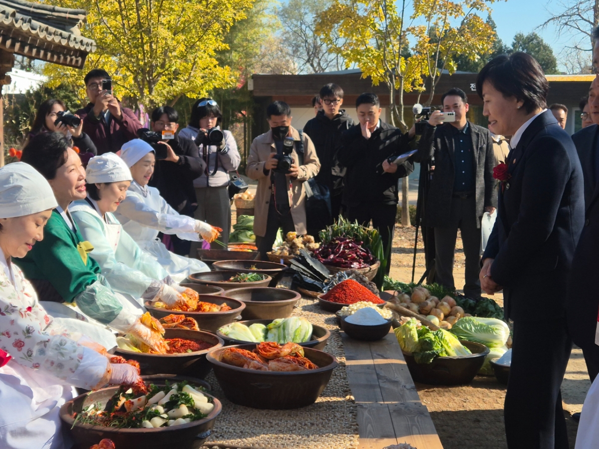 대한민국 식품명인 제58호인 이하연(67) 씨가 21일 열린 제6회 김치의 날 기념식에서  평상 위에 배추, 고춧가루, 양파, 파 등 각종 김장 재료를 늘어놓고 전통 김장법을 선보이고 있다. /사진=이수현 기자