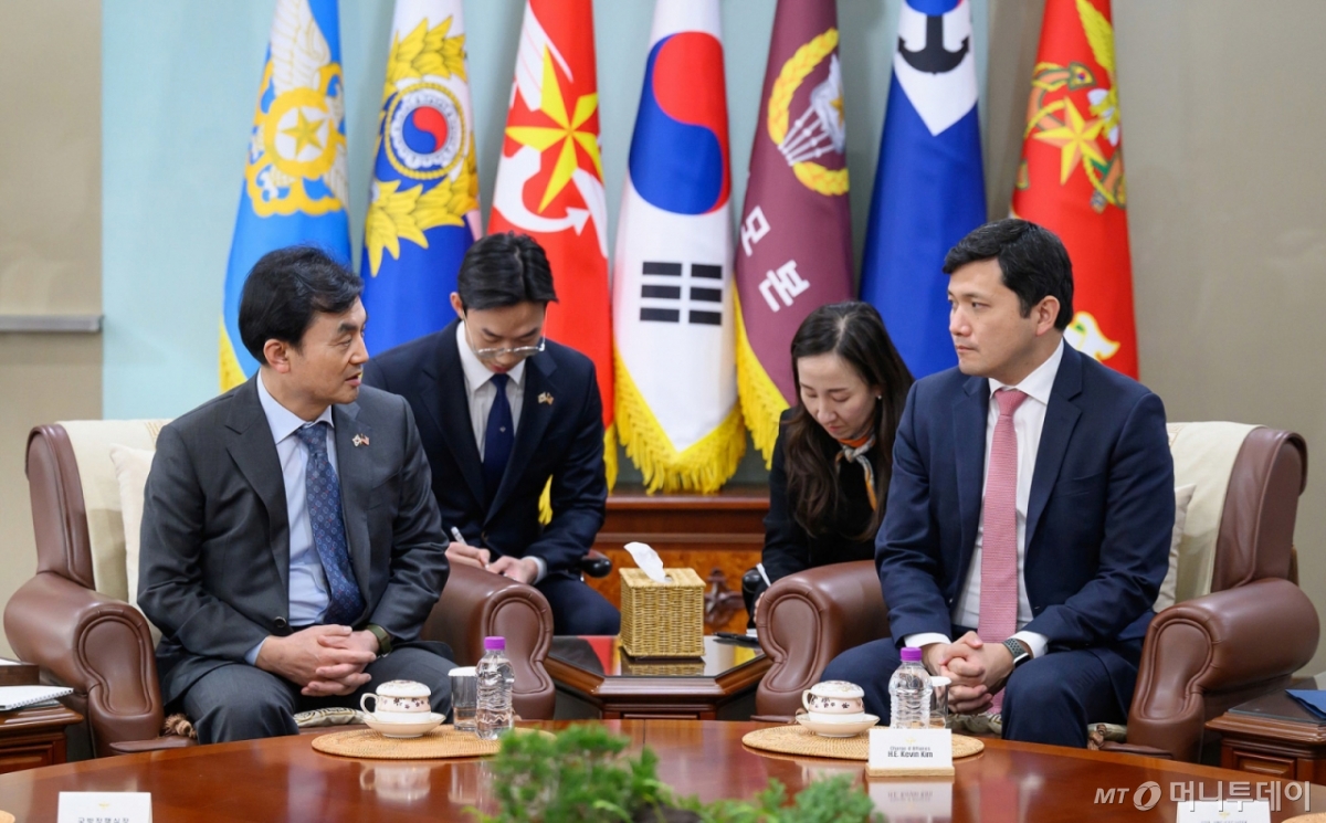 (서울=뉴스1) = 안규백 국방부 장관이 21일 오후 케빈 킴 주한미국대사대리를 접견해, 한반도 및 지역정세와 한미동맹 발전방향에 대해 논의하고 있다. (국방부 재판매 및 DB 금지) 2025.11.21/뉴스1 Copyright © 뉴스1. All rights reserved. 무단 전재 및 재배포, AI학습 이용 금지.