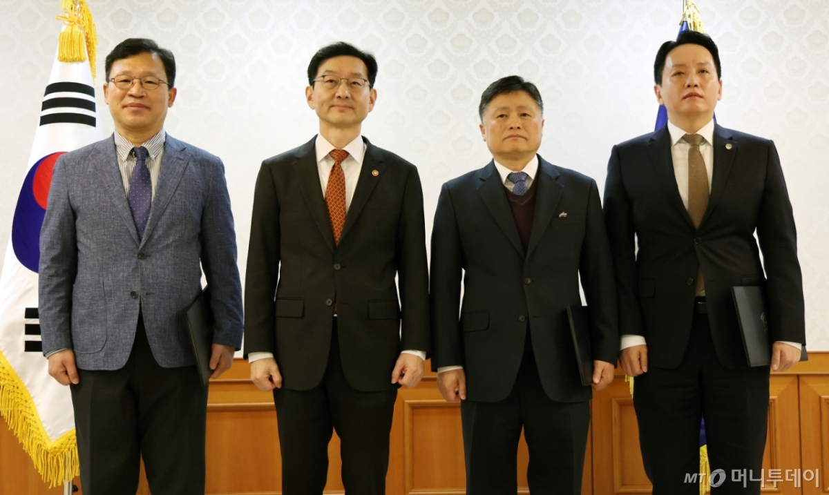 (서울=뉴스1) 임세영 기자 = 윤창렬 국무조정실장이 21일 오전 서울 종로구 정부서울청사에서 열린 헌법존중 정부혁신 TF 자문단 위촉식에서 참석자들과 기념촬영을 하고 있다. 왼쪽부터 윤태범 한국방송통신대학교 행정학과 교수, 윤 국무조정실장, 김정민 법무법인 열린사람들 대표변호사, 임태훈 군인권센터 소장. 2025.11.21/뉴스1 Copyright © 뉴스1. All rights reserved. 무단 전재 및 재배포, AI학습 이용 금지.