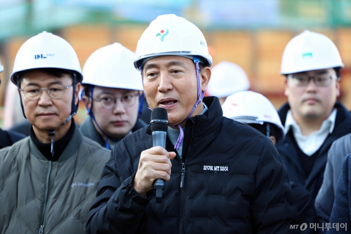 오세훈 서울시장이 19일 서울 동작구 노량진 재정비촉진지구 착공 현장(6구역)을 찾아 메시지를 전달하고 있다. /사진=뉴시스 /사진=최진석