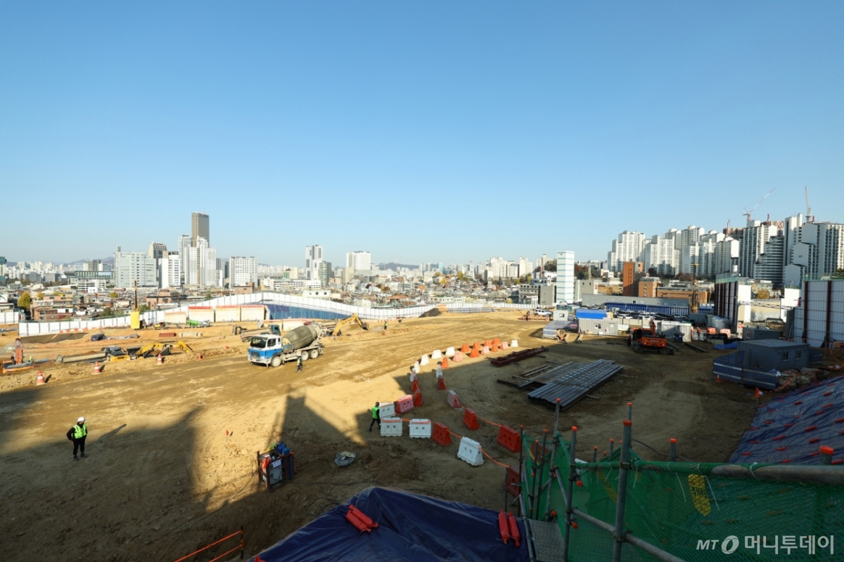 19일 서울 동작구 노량진 재정비촉진지구 착공 현장(6구역)에 공사가 진행되고 있다. /사진=뉴시스 /사진=최진석