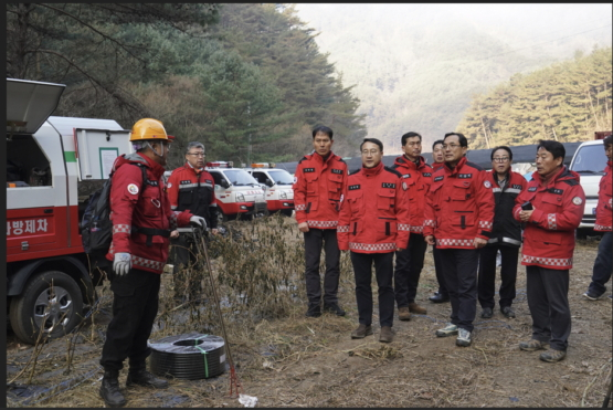  김인호 산림청장(왼쪽에서 4번째)이 21일 강원 인제군 기린면 산불피해 현장을 찾아 진화상황을 점검하고 있다./사진제공=산림청