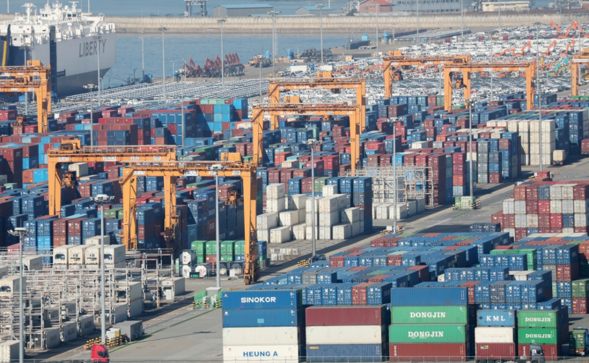 경기 평택시 포승읍 평택항에 수출용 컨테이너들이 쌓여있는 모습. 2025.11.14/뉴스1  Copyright © 뉴스1. All rights reserved. 무단 전재 및 재배포,  AI학습 이용 금지. /사진=뉴스1