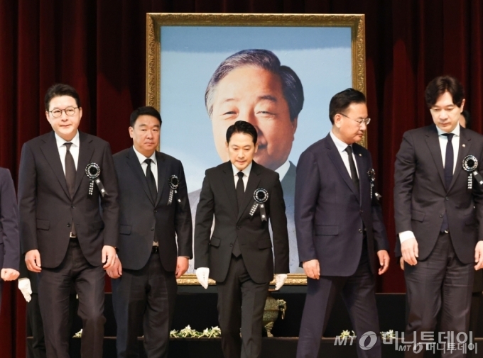 (서울=뉴스1) 황기선 기자 = 장동혁 국민의힘 대표를 비롯한 의원들이 21일 오전 서울 동작구 서울현충원에서 열린 '김영삼 전 대통령 서거 10주기 추모식'에서 헌화 및 묵념을 마치고 자리로 돌아가고 있다. 왼쪽부터 신동욱, 정희용, 장동혁, 유상범, 박성훈. (공동취재) 2025.11.21/뉴스1  Copyright (C) 뉴스1. All rights reserved. 무단 전재 및 재배포,  AI학습 이용 금지. /사진=(서울=뉴스1) 황기선 기자