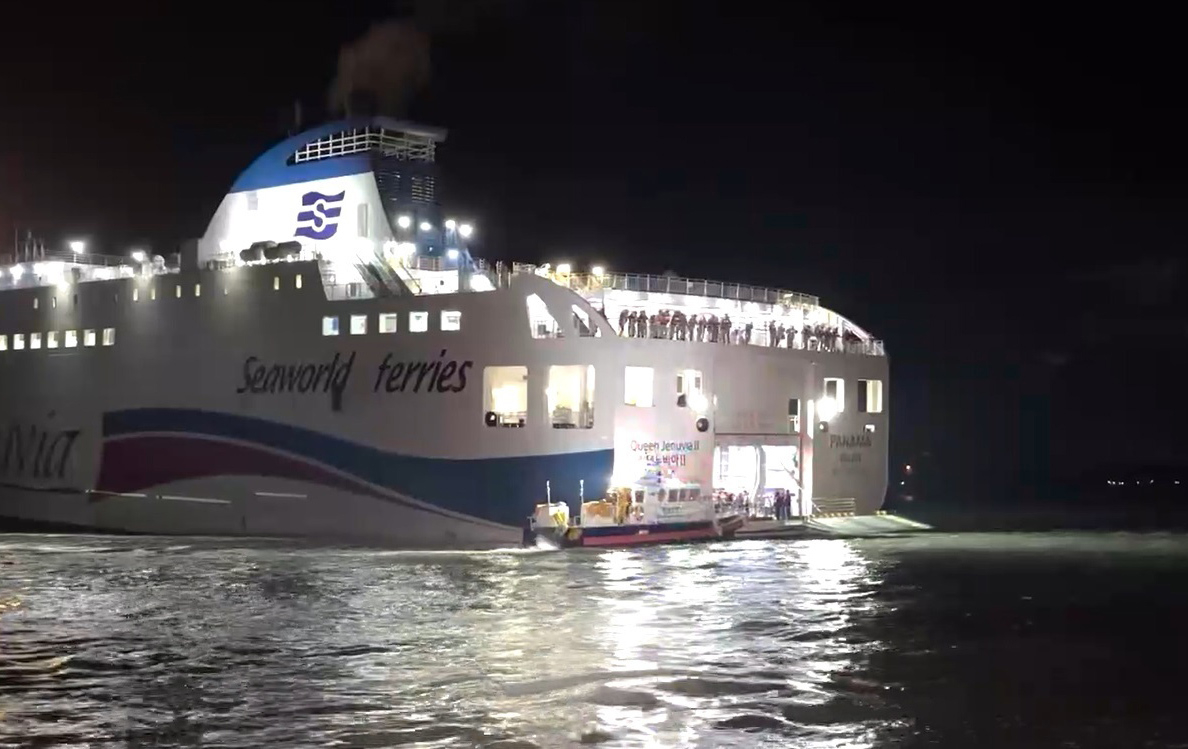 지난 19일 오후 8시17분쯤 전남 신안군 장산면 무인도인 '족도'에 267명이 탑승한 여객선이 좌초돼 해경이 구조 작업을 벌이던 모습./사진=목포해경 제공