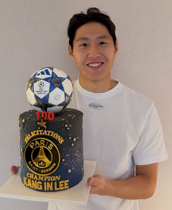 PSG 100경기 출전 기념 케이크를 들고 환하게 웃는 이강인./사진=이강인 SNS 갈무리