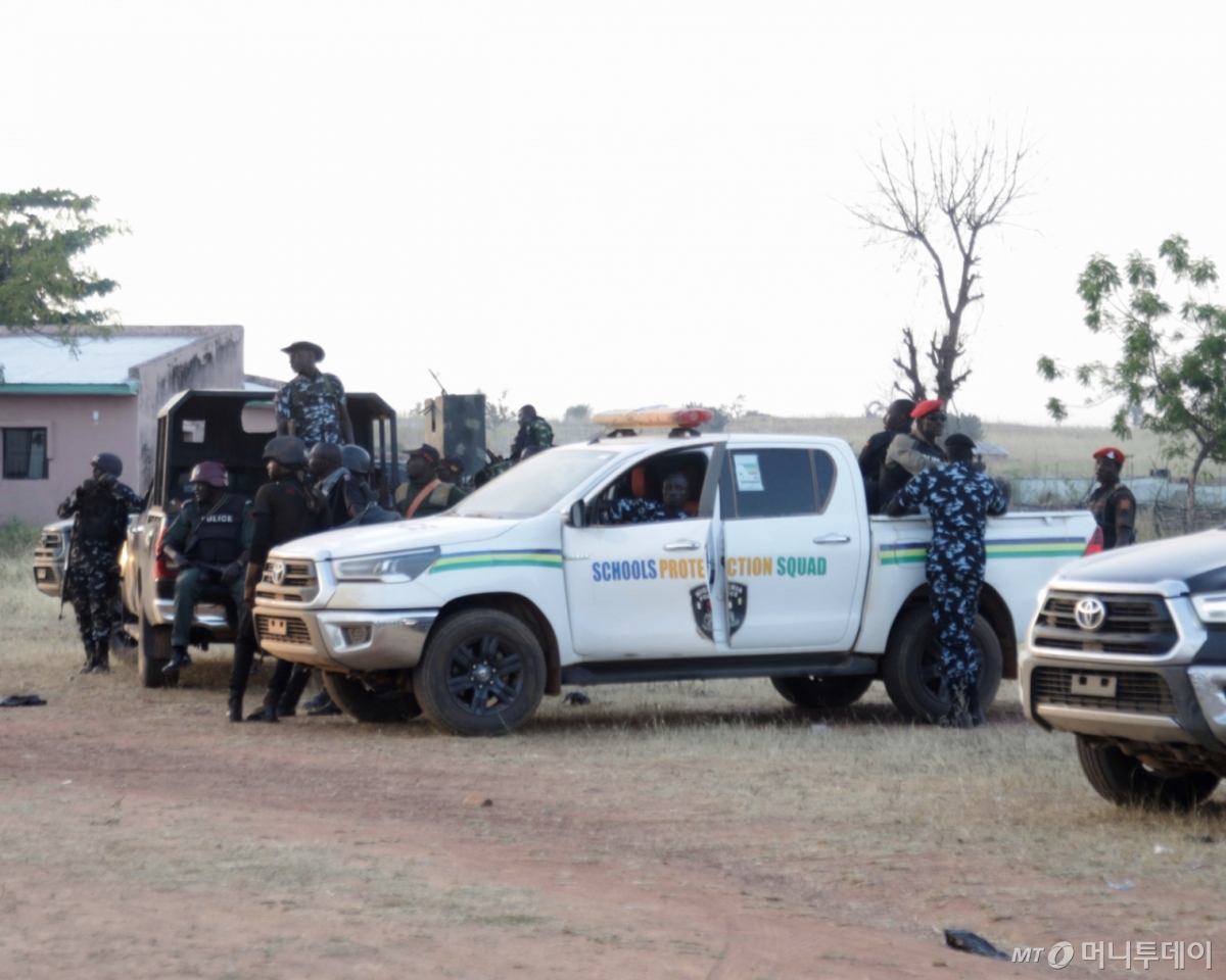 [케비=AP/뉴시스] 17일(현지 시간) 나이지리아 케비주 마가 마을의 한 학교에서 여학생들이 무장 괴한에 납치된 후 경찰이 현장에 출동해 있다. 경찰은 무장 괴한들이 여학생 최소 25명을 납치했으며 이 과정에서 교감이 숨지고 경비원 1명이 다쳤다고 밝혔다. 2025.11.18. /사진=민경찬