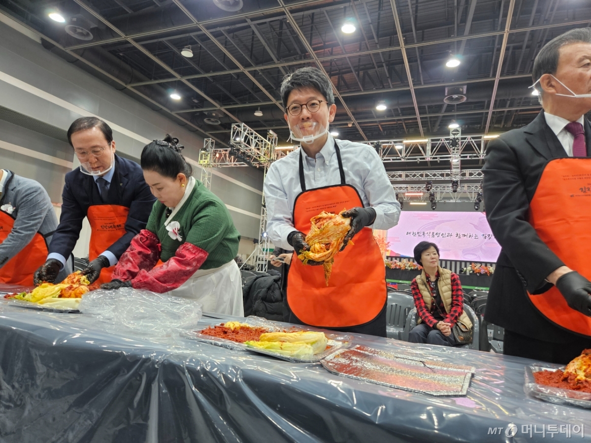 김병민 서울시 정무부시장이 대한민국 식품명인 유정임씨 지도를 받아 김치를 담그고 있다./사진=정세진 기자 