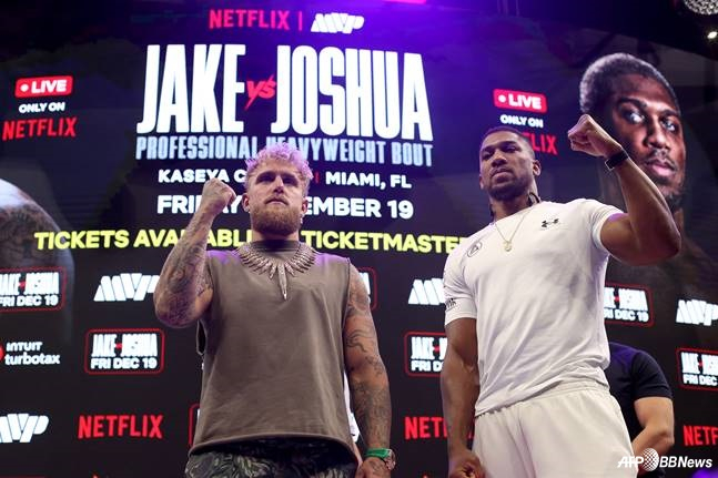 제이크 폴(왼쪽)과 앤서니 조슈아가 포즈를 취하고 있다. /AFPBBNews=뉴스1