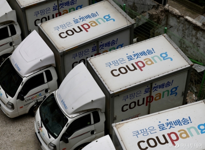 [서울=뉴시스] 김명년 기자 = 제21대 대통령 선거일인 3일 오후 서울 중구 한 쿠팡 차고지에 배달 차량이 주차돼 있다.  쿠팡은 대선 당일 배송기사의 투표권 보장을 위해 주간 로켓배송(오전 7시∼오후 8시)을 중단한다. 쿠팡의 로켓배송이 중단되는 것은 2014년 서비스 시행 이후 처음이다. 2025.06.03. kmn@newsis.com /사진=김명년