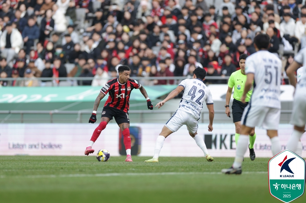 린가드(가운데)가 패스 줄 곳을 찾고 있다. /사진=한국프로축구연맹 제공