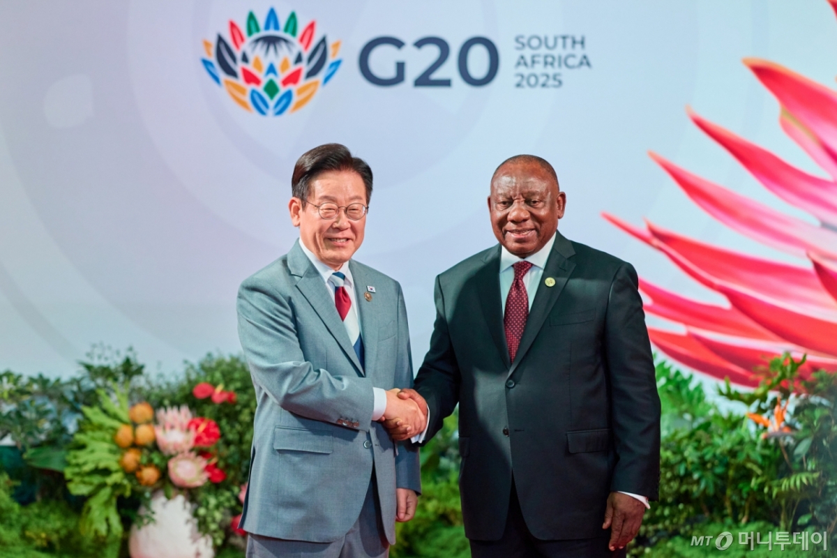 [요하네스버그=뉴시스] 최동준 기자 = 이재명 대통령이 22일(현지 시간) 남아프리카공화국 요하네스버그 엑스포 센터에서 열린 G20 정상회의에 앞서 시릴 라마포사 남아공 대통령과 악수를 하고 있다. (공동취재) 2025.11.22. photocdj@newsis.com /사진=
