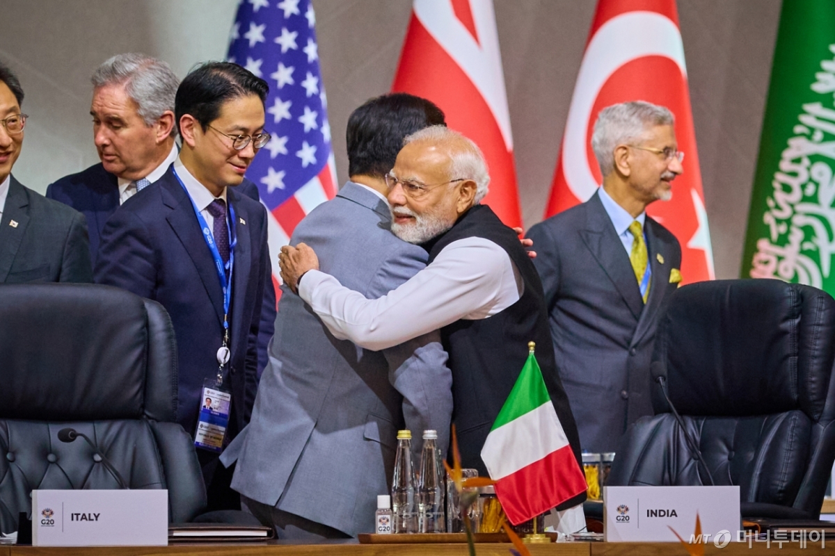 [요하네스버그=뉴시스] 최동준 기자 = 이재명 대통령이 22일(현지 시간) 남아프리카공화국 요하네스버그 엑스포 센터에서 열린 G20 정상회의에 참석해 나렌드라 모디 인도 총리와 포옹하고 있다. (공동취재) 2025.11.22. photocdj@newsis.com /사진=