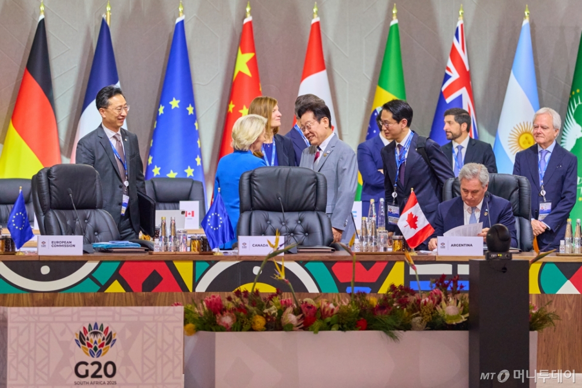 [요하네스버그=뉴시스] 최동준 기자 = 이재명 대통령이 22일(현지 시간) 남아프리카공화국 요하네스버그 엑스포 센터에서 열린 G20 정상회의에서 우르줄라 폰데어라이엔 유럽연합(EU) 집행위원장과 악수를 하고 있다. (공동취재) 2025.11.22. photocdj@newsis.com /사진=