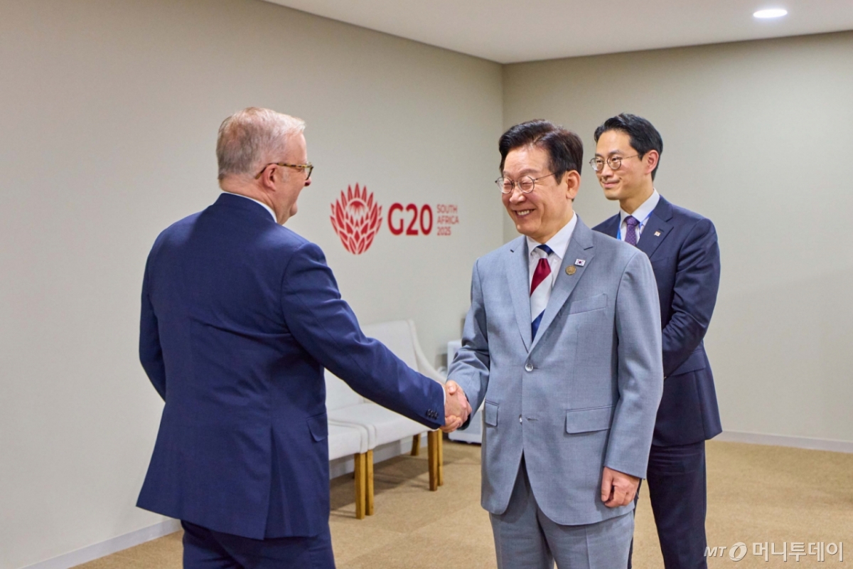 [요하네스버그=뉴시스] 최동준 기자 = 이재명 대통령이 22일(현지 시간) 남아프리카공화국 요하네스버그 엑스포 센터에서 열린 믹타(MIKTA) 정상회동에서 앤서니 앨버니지 호주 총리와 인사하고 있다. (공동취재) 2025.11.22. photocdj@newsis.com /사진=