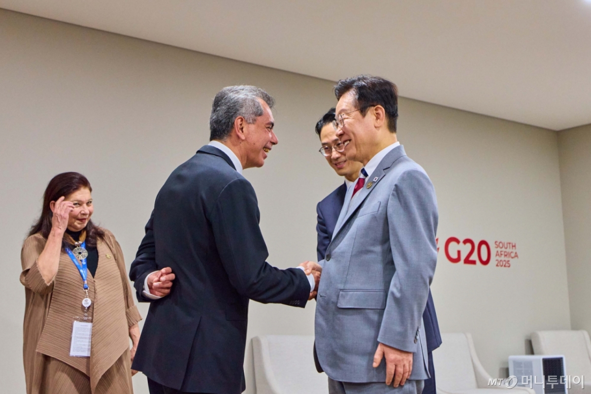 [요하네스버그=뉴시스] 최동준 기자 = 이재명 대통령이 22일(현지 시간) 남아프리카공화국 요하네스버그 엑스포 센터에서 열린 믹타(MIKTA) 정상회동에서 에드가르 아마도르 사모라 멕시코 재무부 장관과 인사하고 있다. (공동취재) 2025.11.22. photocdj@newsis.com /사진=