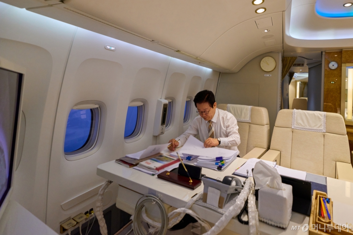 [서울=뉴시스] 대통령실은 지난 19일(현지 시간) 아랍에미리트(UAE) 국빈 방문 일정을 마치고 공군 1호기에서 집무를 보는 이재명 대통령 모습을 20일 SNS에 공개했다. (사진=이재명 대통령 SNS) 2025.11.20. photo@newsis.com  *재판매 및 DB 금지 /사진=고범준