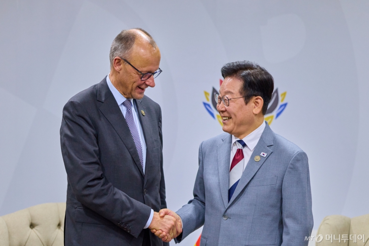 [요하네스버그=뉴시스] 최동준 기자 = 이재명 대통령과 프리드리히 메르츠 독일 총리가 22일(현지 시간) 남아프리카공화국 요하네스버그 엑스포 센터 양자회담장에서 한-독일 정상회담에 앞서 악수하고 있다. (공동취재) 2025.11.23. photocdj@newsis.com /사진=최동준