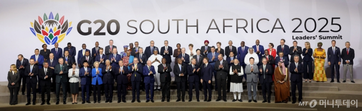 이재명(앞줄 오른쪽 네번째) 대통령이 22일(현지 시간) 남아프리카공화국 요하네스버그 엑스포 센터에서 열린 G20 정상회의에서 공식 단체사진 촬영을 하고 있다.  앞줄 오른쪽부터 파블로 키르노 아르헨티나 외교부 장관, 파이살 빈 파르한 알 사우드 사우디아라비아 외무장관, 키어 스타머 영국 총리, 이 대통령, 나렌드라 모디 인도 총리, 프리드리히 메르츠 독일 총리, 에마뉘엘 마크롱 프랑스 대통령, 마크 카니 캐나다 총리, 주앙 로렌수 아프리카연합(AU) 의장, 올해 의장인 시릴 라마포사 남아프리카공화국 대통령, 루이스 이나시우 룰라 다시우바 브라질 대통령, 앤서니 앨버니지 호주 총리, 리창 중국 총리, 안토니우 코스타 유럽연합(EU) 정상회의 상임의장, 우르줄라 폰데어라이엔 유럽연합(EU) 집행위원장, 기브란 라카부밍 라카 인도네시아 부통령, 다카이치 사나에 일본 총리, 레젭 타입 에르도안 튀르키예 대통령, 에드가르 아브람 아마도르 사모라 멕시코 재무부 장관, 막심 오레쉬킨 러시아 대통령실 부비서실장, 조르지아 멜로니 이탈리아 총리. (사진=G20 조직위원회 제공) 2025.11.23. /사진=[요하네스버그=뉴시스] 