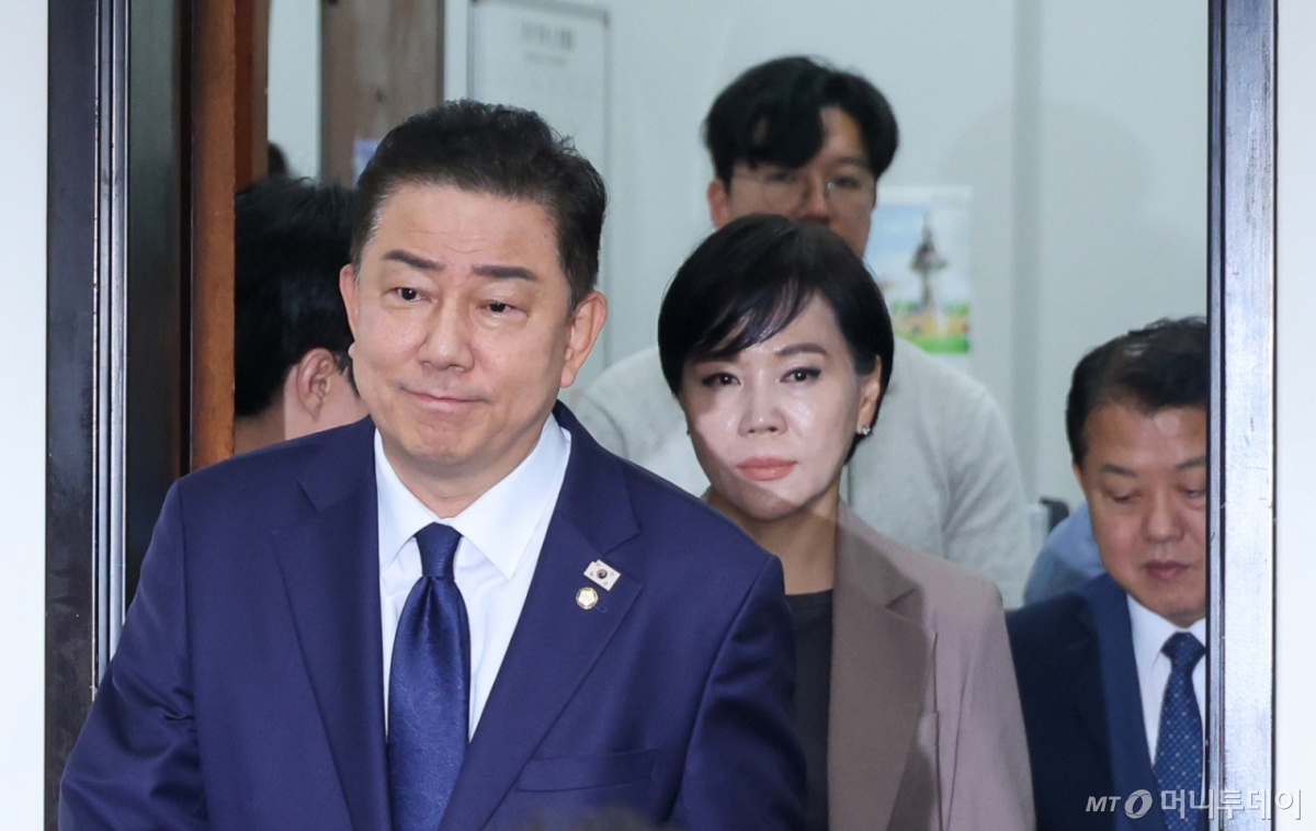 (서울=뉴스1) 안은나 기자 = 김병기 더불어민주당 대표 직무대행 겸 원내대표(왼쪽부터)와 전현희, 김병주 최고위원이 4일 오전 서울 여의도 국회에서 열린 최고위원회의에 입장하고 있다. 2025.7.4/뉴스1  Copyright © 뉴스1. All rights reserved. 무단 전재 및 재배포,  AI학습 이용 금지. /사진=(서울=뉴스1) 안은나 기자