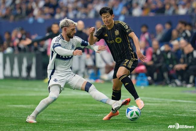 23일 오전 11시 30분(한국시간) 캐나다 밴쿠버 BC 플레이스에서 열린 미국 메이저리그 사커(MLS)컵 플레이오프(PO) 콘퍼런스 준결승(8강) 경기 중 손흥민(오른쪽). /AFPBBNews=뉴스1