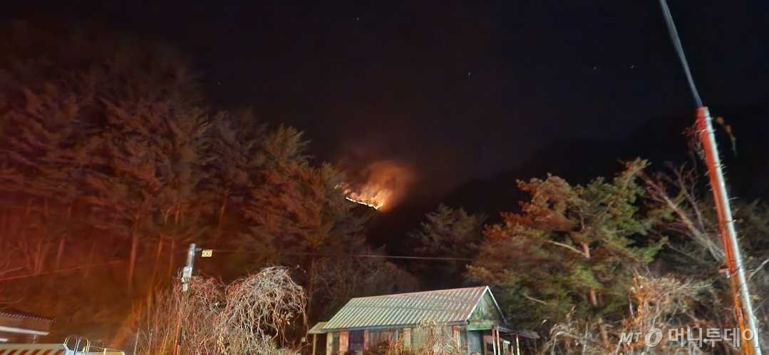 (양양=뉴스1) 윤왕근 기자 = 22일 오후 6시 16분쯤 강원 양양군 서면 서림리의 야산에서 불이 나 산림·소방당국이 진화 중이다. 사진은 산불 현장 모습. (강원도소방본부 제공, 재판매 및 DB 금지) 2025.11.22/뉴스1 Copyright © 뉴스1. All rights reserved. 무단 전재 및 재배포, AI학습 이용 금지. /사진=(양양=뉴스1) 윤왕근 기자