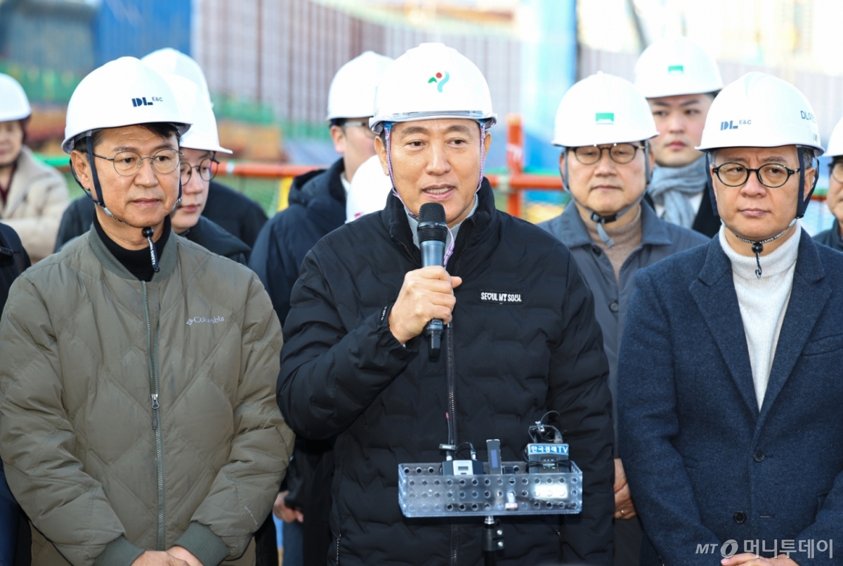 오세훈 서울시장이 19일 서울 동작구 노량진 재정비촉진지구 착공 현장(6구역)을 찾아 메시지를 전달하고 있다./사진=뉴시스 /사진=최진석