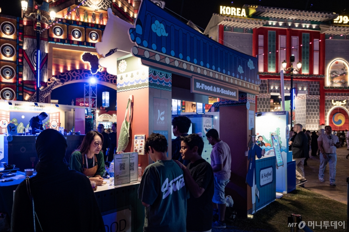 (두바이=뉴스1) 정수영 기자 = 15일(현지 시각) 아랍에미리트 두바이 글로벌 빌리지에서 열린 '2025 K-엑스포 아랍에미리트: 올 어바웃 케이 스타일'을 찾은 관람객들이 K푸드 부스를 둘러보고 있다. (사진가 장석현 제공, 재판매 및 DB금지) 2025. 11.16/뉴스1 Copyright © 뉴스1. All rights reserved. 무단 전재 및 재배포, AI학습 이용 금지. /사진=(두바이=뉴스1) 정수영 기자