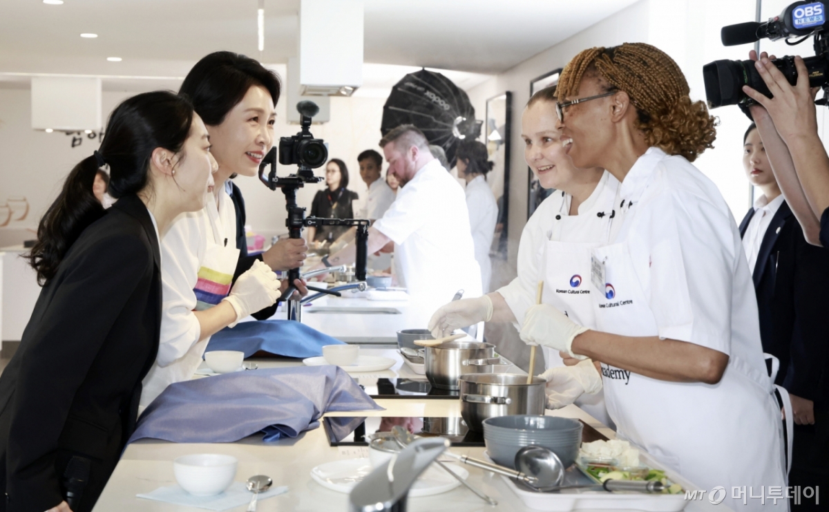 [요하네스버그=뉴시스] 최동준 기자 = 이재명 대통령과 함께 남아프리카공화국을 방문 중인 김혜경 여사가 22일(현지 시간) 요하네스버그 주남아공한국문화원에서 열린 한-남아공 음식문화 만남 및 문화원 학생 격려 행사에서 장 활용 한식 조리체험을 하고 있다. 2025.11.22. photocdj@newsis.com /사진=최동준