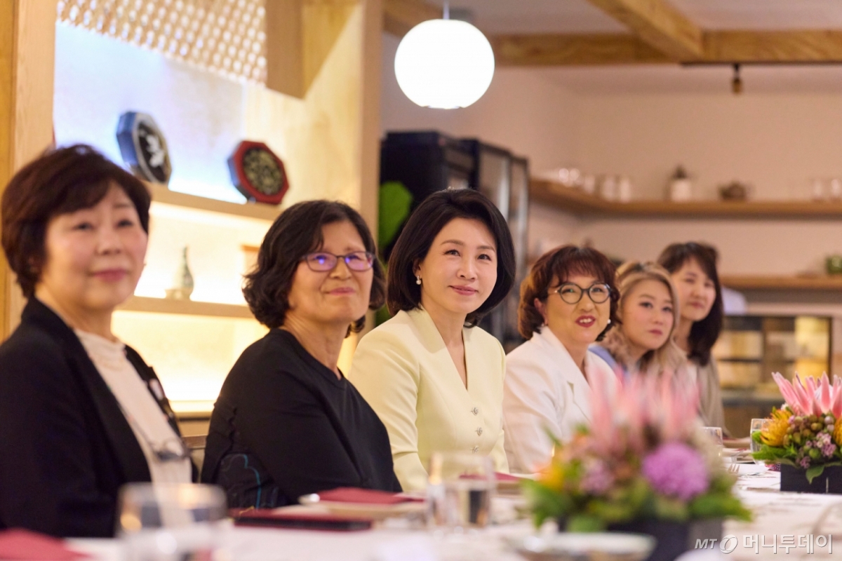 [요하네스버그=뉴시스] 최동준 기자 = 이재명 대통령과 함께 G20 정상회의 계기 남아프리카공화국을 방문 중인 김혜경 여사가 22일(현지 시간) 요하네스버그 소재 한식당에서 사회공헌과 문화교류 활동을 이어온 한인 여성들과 오찬 간담회를 하고 있다. (공동취재) 2025.11.23. photocdj@newsis.com /사진=최동준
