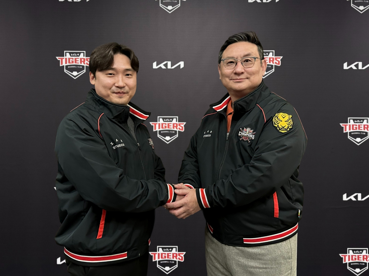 이준영(왼쪽)과 심재학 단장이 22일 FA 계약을 체결한 뒤 기념 사진 촬영을 하고 있다. /사진=KIA 타이거즈 제공