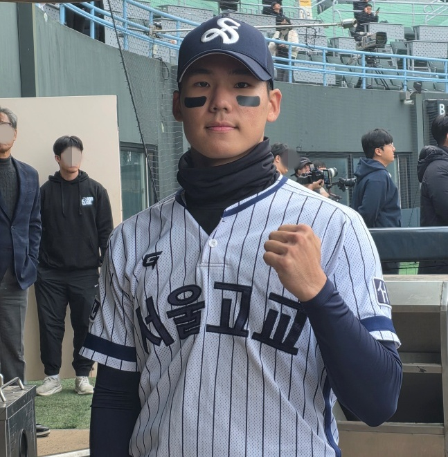 서울고 김지우가 23일 서울 목동야구장에서 열린 '2025 이마트 노브랜드배 CHAMPIONSHIP' 고등부 우승을 이끈 후 스타뉴스와 인터뷰에 응했다. /사진=김동윤 기자