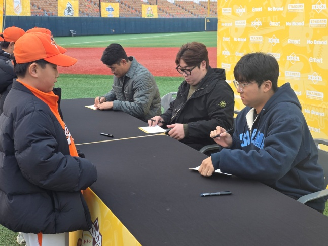 왼쪽부터 노경은, 이로운, 송승기가 23일 서울 목동야구장에서 열린 '2025 이마트 노브랜드배 CHAMPIONSHIP'에서 팬들에게 사인하고 있다. /사진=김동윤 기자