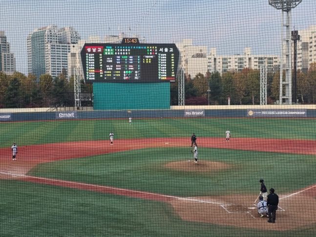 서울고와 성남고가 23일 서울 목동야구장에서 열린 '2025 이마트 노브랜드배 CHAMPIONSHIP' 고등부 결승에서 경기하고 있다. /사진=김동윤 기자