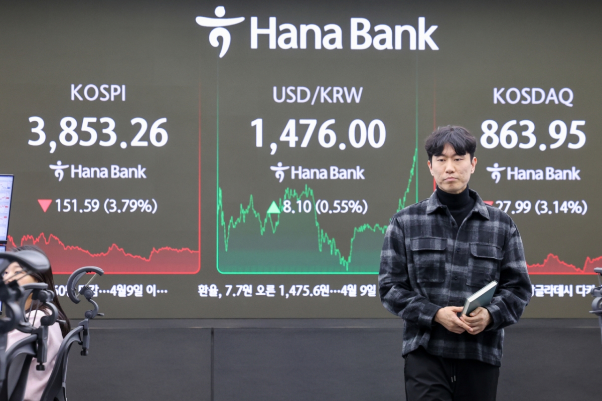 (서울=뉴스1) 안은나 기자 = 21일 오후 서울 중구 하나은행 본점 딜링룸 전광판에 종가가 나오고 있다. 이날 코스피는 전일 대비 151.59포인트(p)(3.79%) 하락한 3853.26, 코스닥은 27.99p (3.14%) 하락한 863.95로 마감했다. 서울외환시장에서 달러·원 환율은 전일 오후 3시 30분 주간종가 대비 7.7원 오른 1475.6원을 기록했다. 2025.11.21/뉴스1  Copyright © 뉴스1. All rights reserved. 무단 전재 및 재배포,  AI학습 이용 금지. /사진=(서울=뉴스1) 안은나 기자